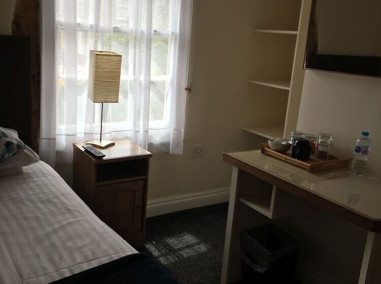 غرفة قياسية فردية, The Chequers