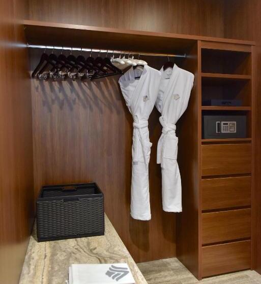 جناح جونيور كلوب, Wyndham Grand Manama