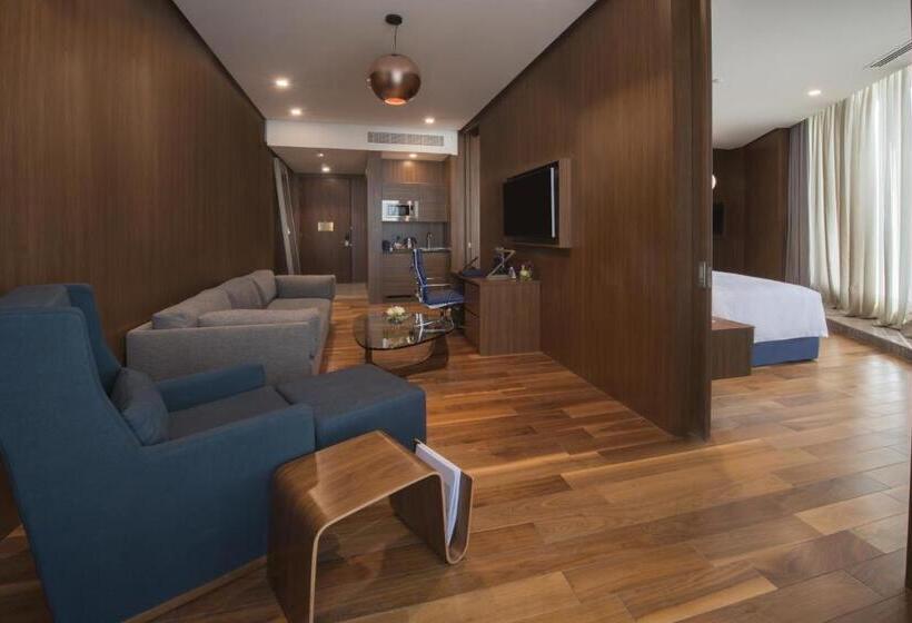 سوئیت کلاب, Wyndham Grand Manama