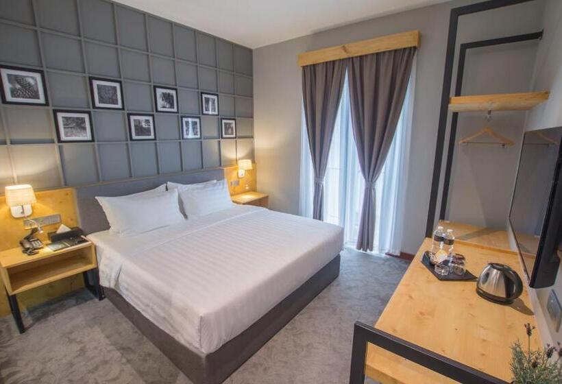 اتاق لوکس با بالکن, Redpine Boutique