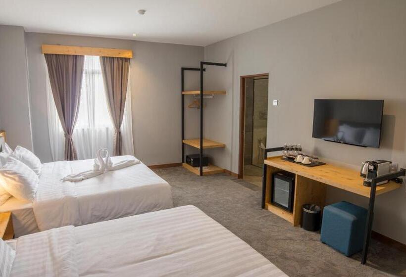 חדר משפחתי, Redpine Boutique