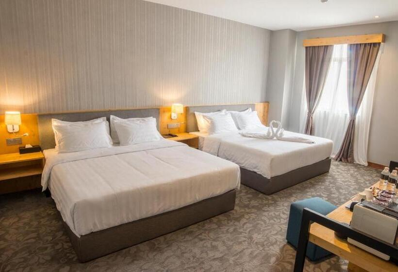 חדר משפחתי, Redpine Boutique