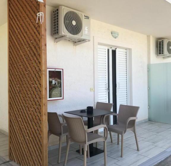 庭の見えるスタンダードトリプルルーム, Shark