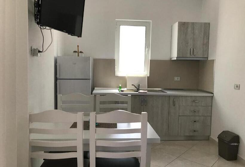 庭の見えるスタンダードトリプルルーム, Shark