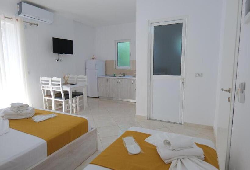 庭の見えるスタンダードトリプルルーム, Shark