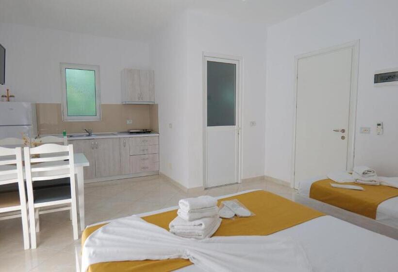 庭の見えるスタンダードトリプルルーム, Shark