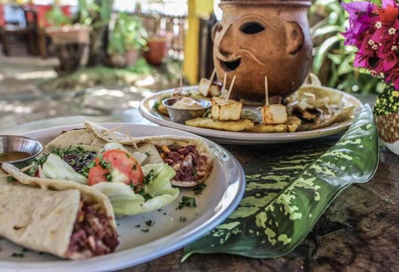 اتاق سه نفره دلوکس با چشمانداز دریا, Restaurante Spa La Barca De Oro