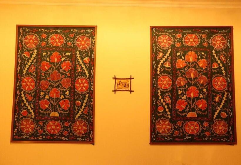 اتاق خانوادگی, Al Bukhari Boutique