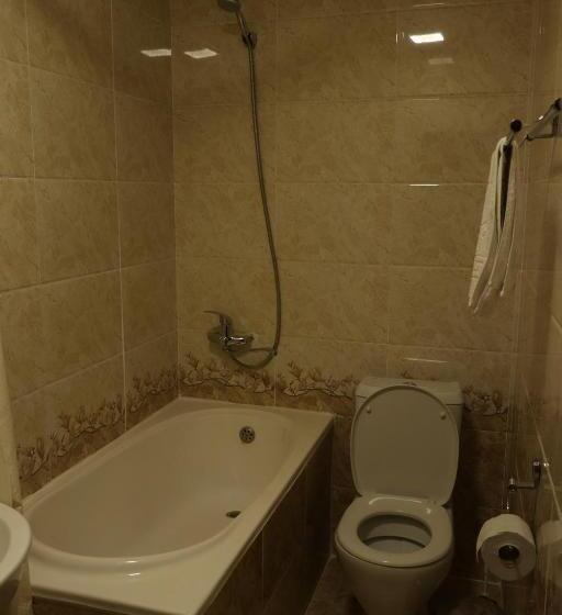 اتاق خانوادگی, Al Bukhari Boutique