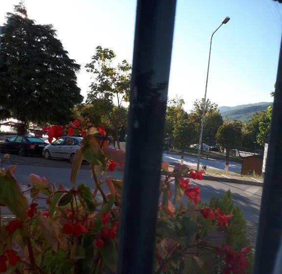 基本三人间, Omer