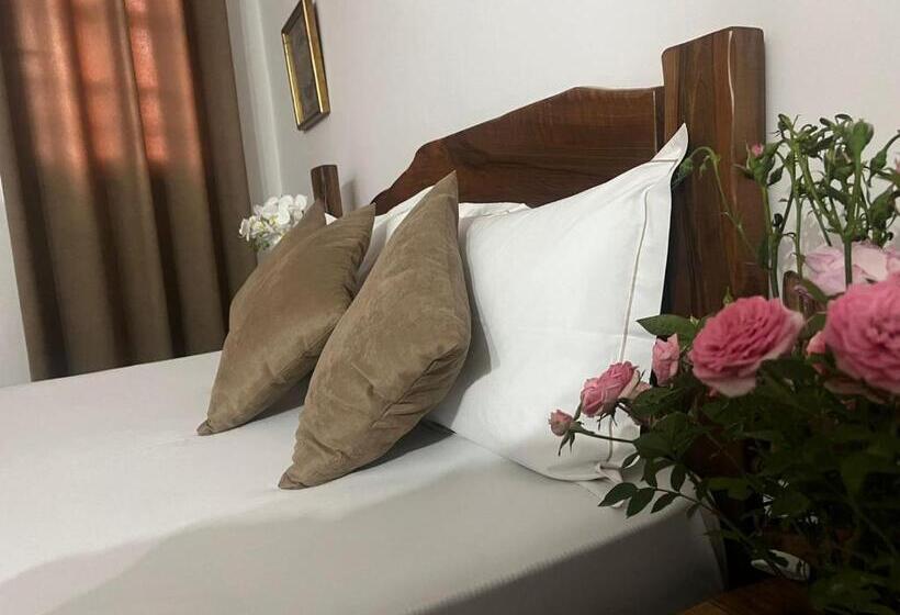 基本三人间, Omer