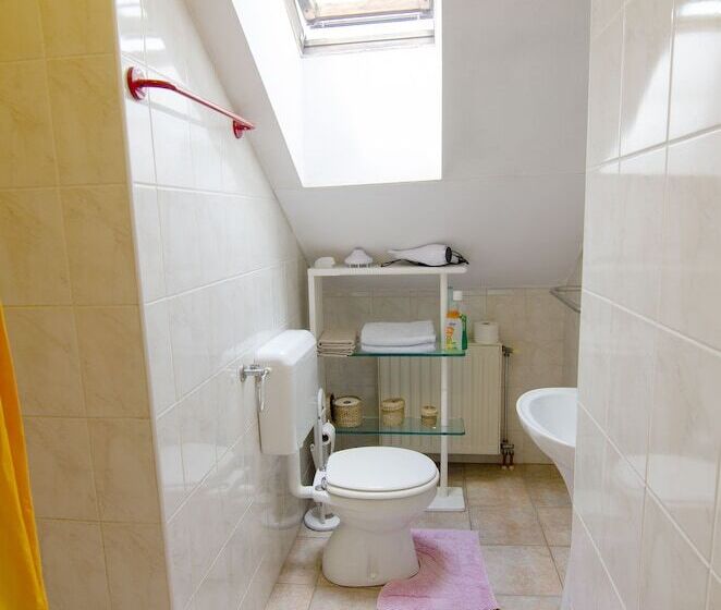 استودیوی استاندارد, Family Guesthouse Greenslo