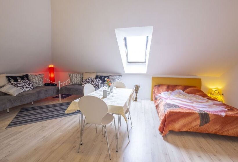 استودیوی استاندارد, Family Guesthouse Greenslo