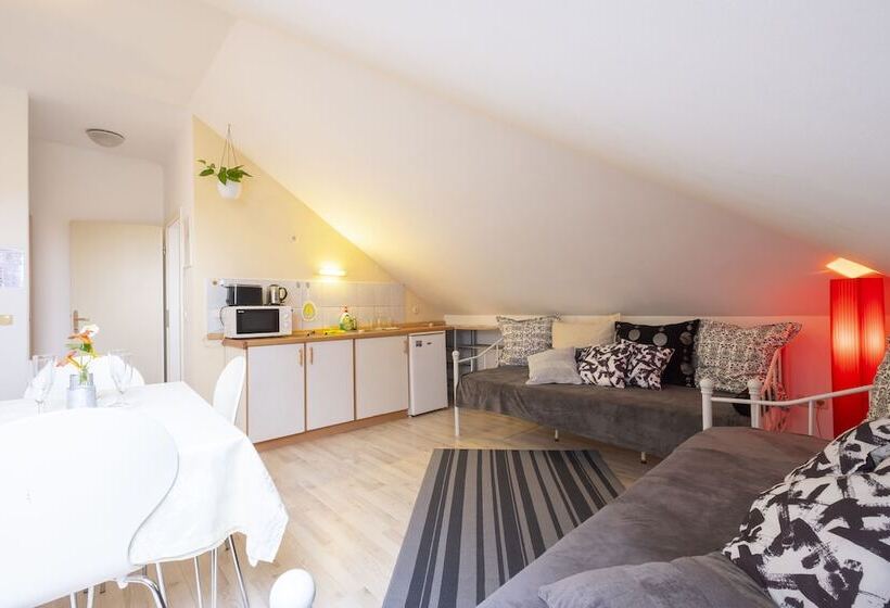 استودیوی استاندارد, Family Guesthouse Greenslo