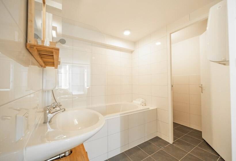 חדר לשלושה מלכותי, Zèta Beds