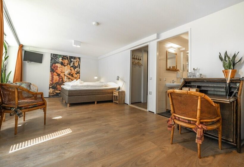 חדר לשלושה מלכותי, Zèta Beds