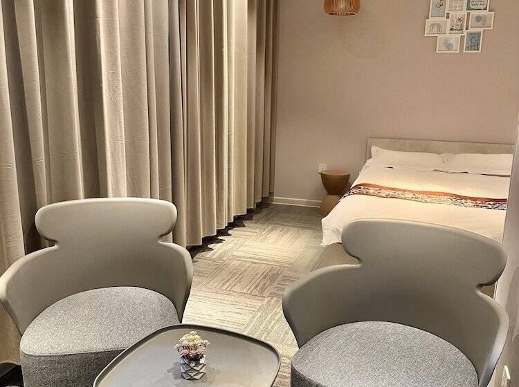 اتاق لوکس, Mika