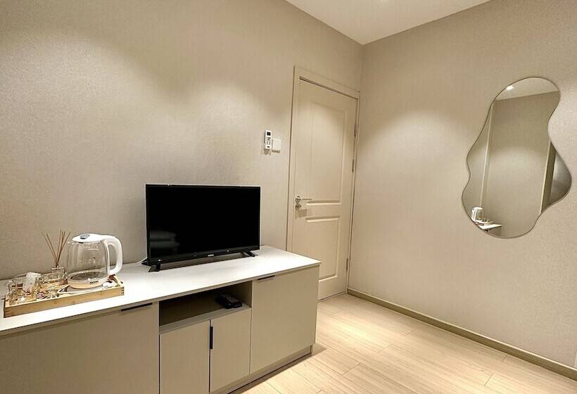 اتاق سوپریور, Mika