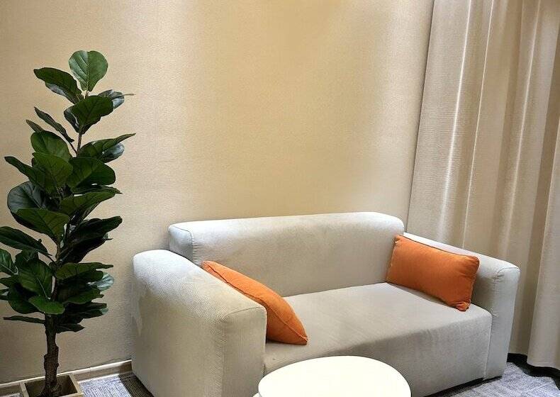 اتاق سوپریور, Mika