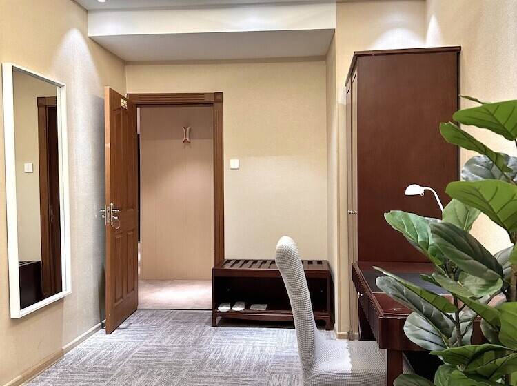 اتاق سوپریور, Mika