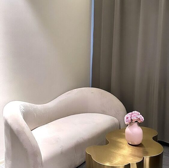 اتاق سوپریور, Mika