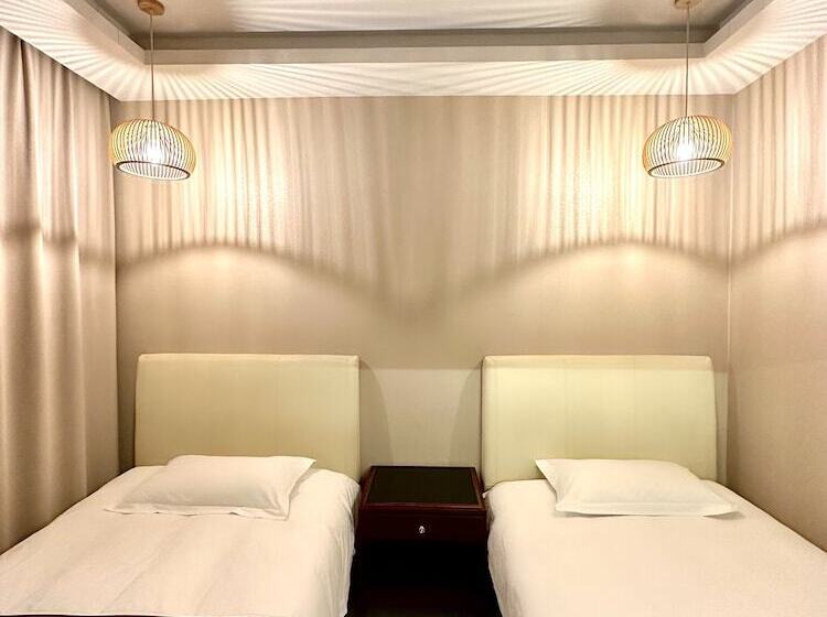 اتاق سوپریور, Mika