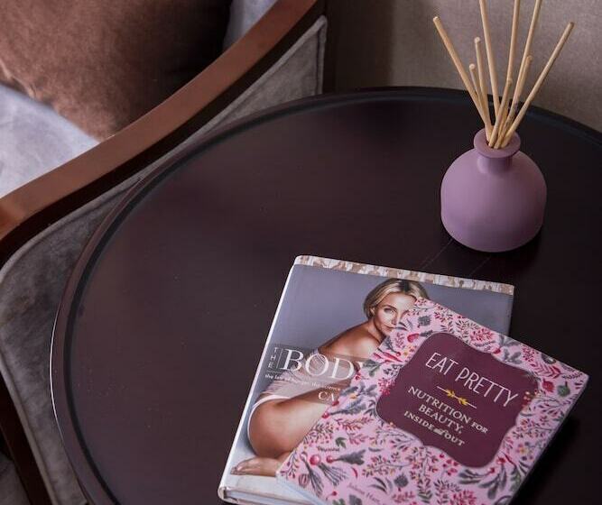 اتاق استاندارد یک نفره, Mika