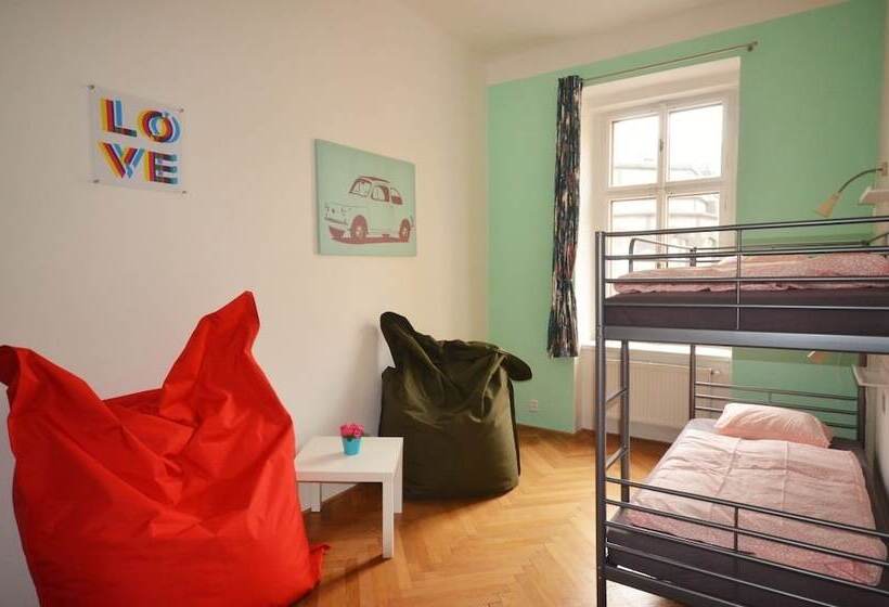 تختخواب در اتاق مشترک, Travel&joy Backpackers