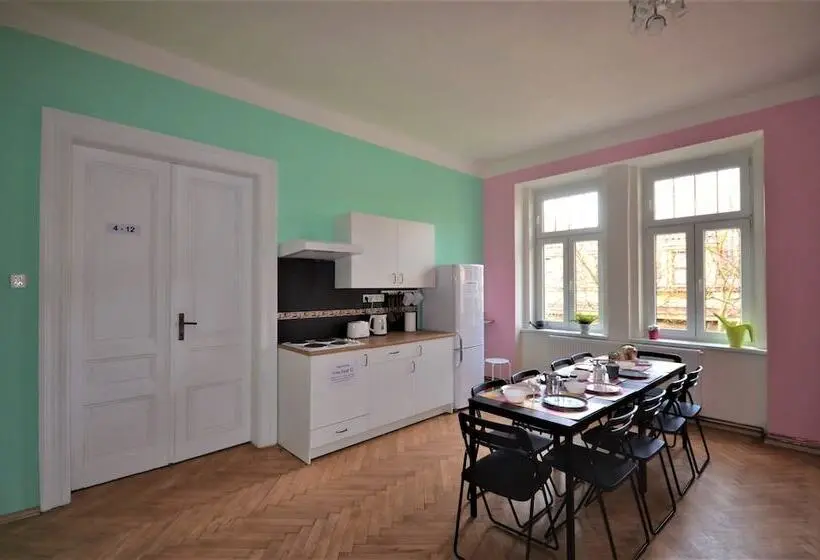 Neljän hengen Economy-huone jaetulla kylpyhuoneella, Travel&joy Backpackers