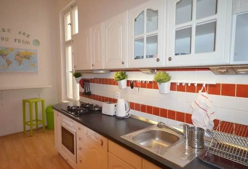 Neljän hengen Economy-huone jaetulla kylpyhuoneella, Travel&joy Backpackers