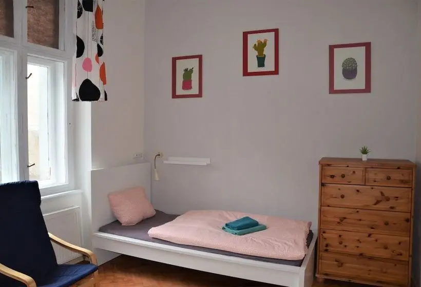 Neljän hengen Economy-huone jaetulla kylpyhuoneella, Travel&joy Backpackers