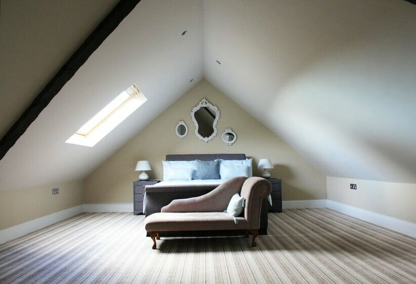Quarto Ático, Castledale