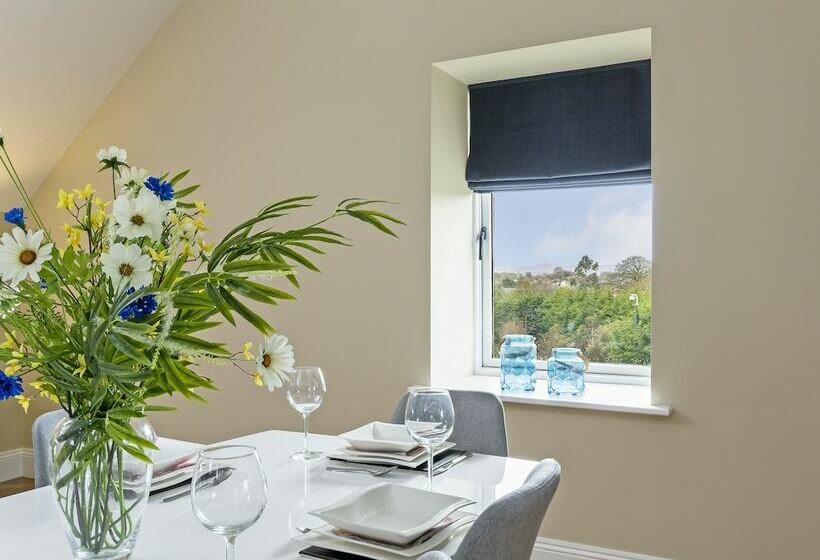 阁楼房, Castledale