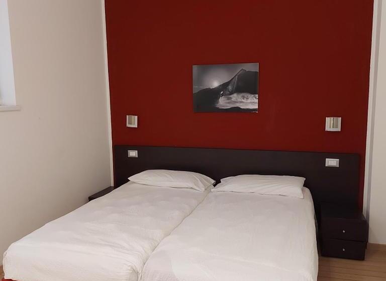 Семейные Апартаменты, Villa Treccani Apartments