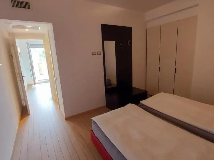 Standard-huone Allasnäkymä, Villa Treccani Apartments