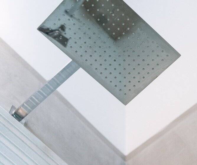 اتاق خانوادگی, At Ease Beach