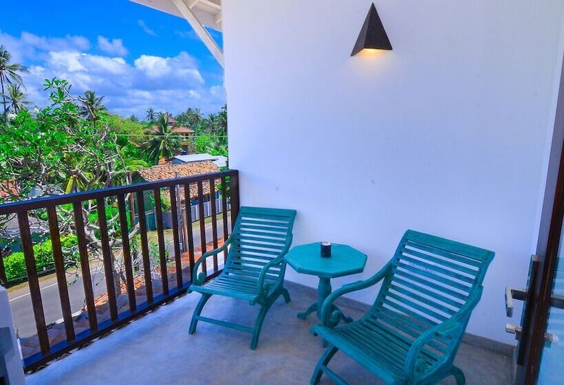 اتاق خانوادگی, At Ease Beach