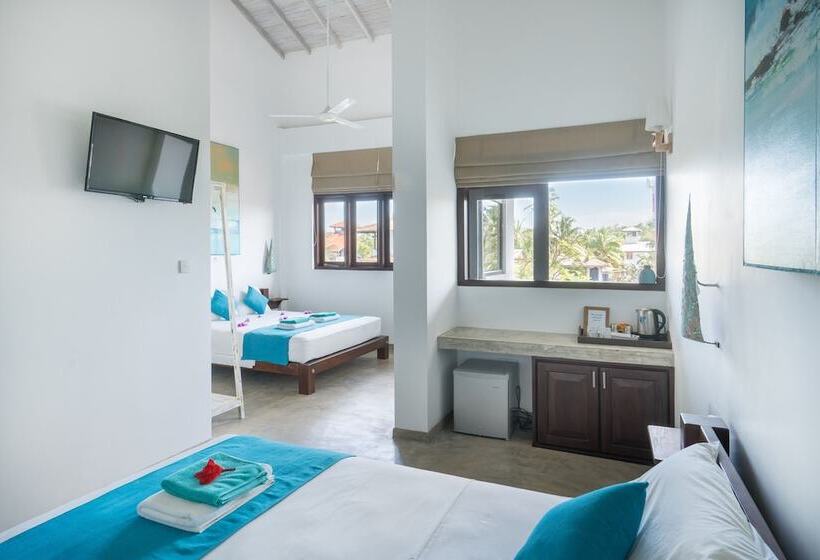 اتاق خانوادگی, At Ease Beach