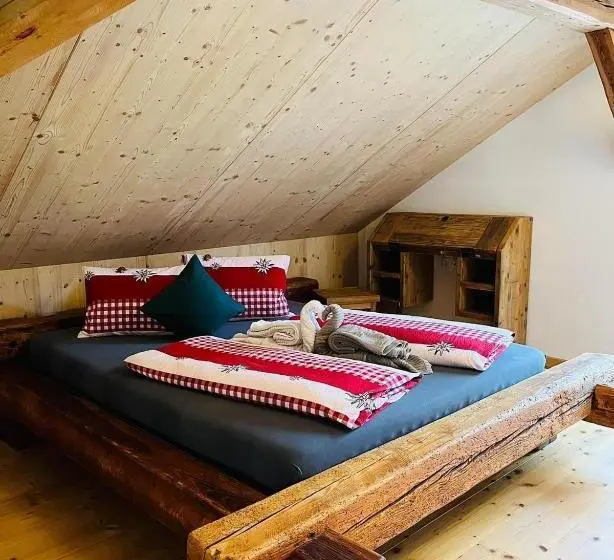 デラックススタジオ, Conny's B&b