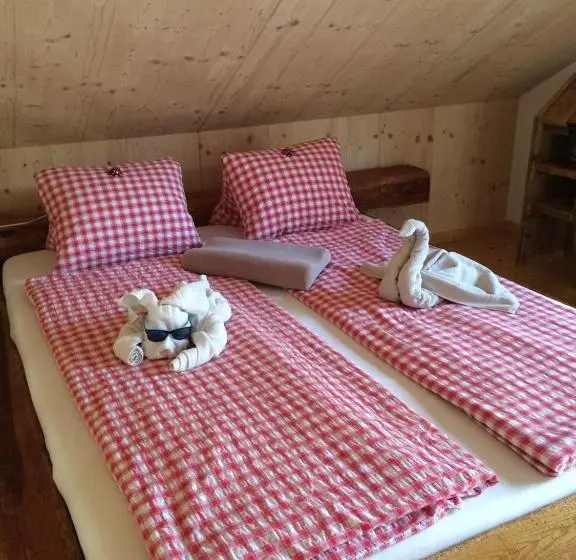 デラックススタジオ, Conny's B&b