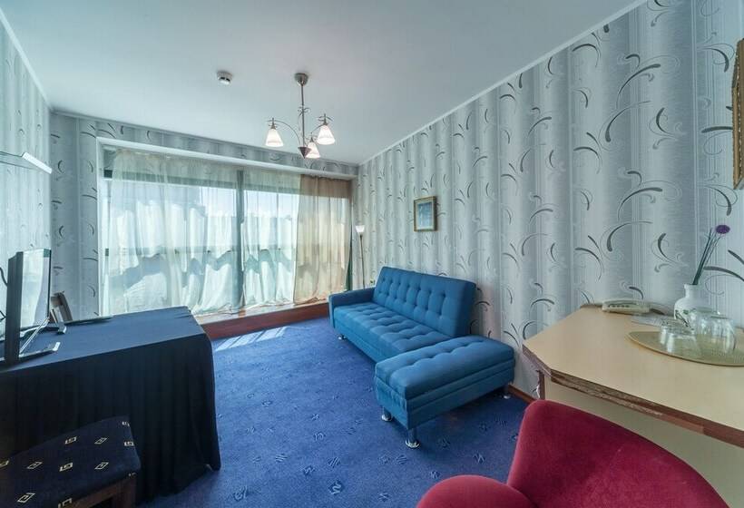 דירת חדר דלוקס, Elegans