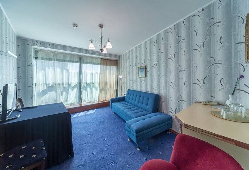 דירת חדר דלוקס, Elegans