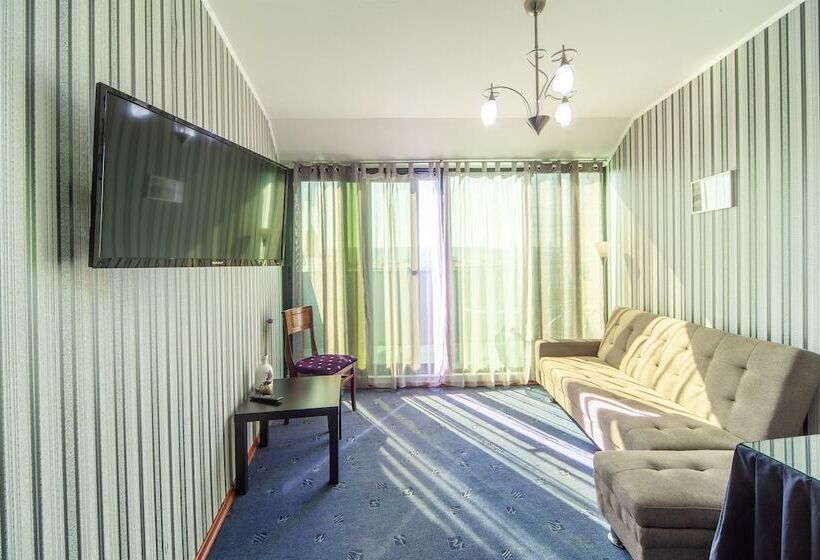 דירת חדר דלוקס, Elegans