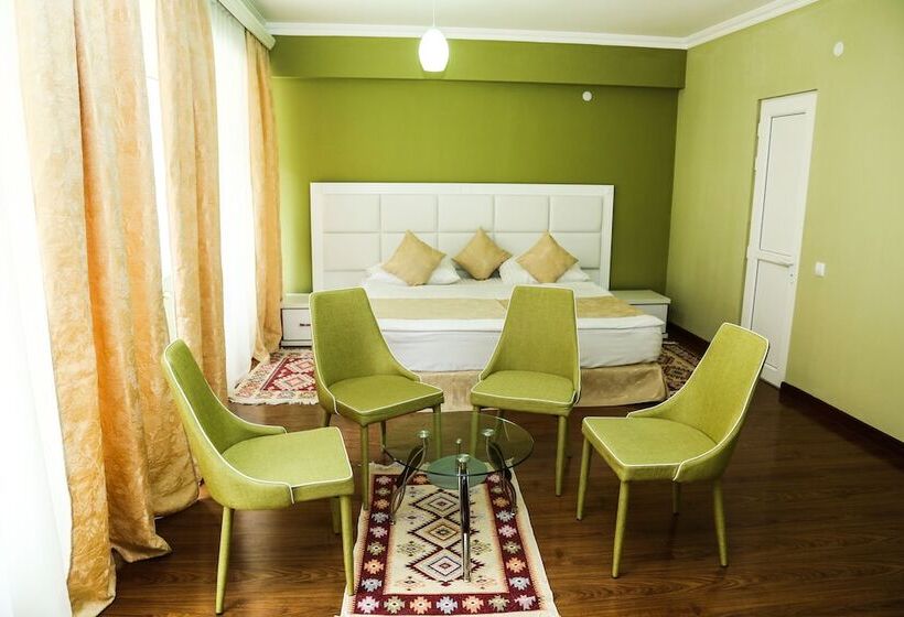 اتاق راحتی سه تخته, Goris