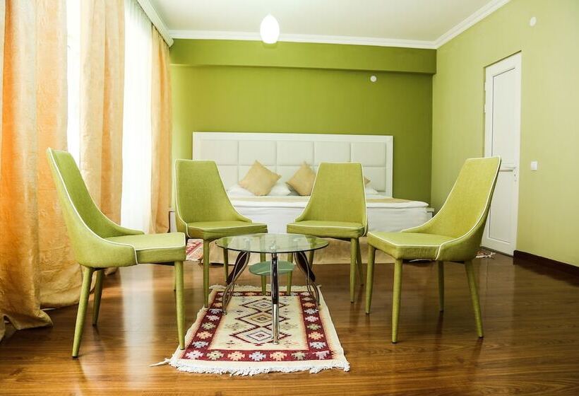 اتاق راحتی سه تخته, Goris