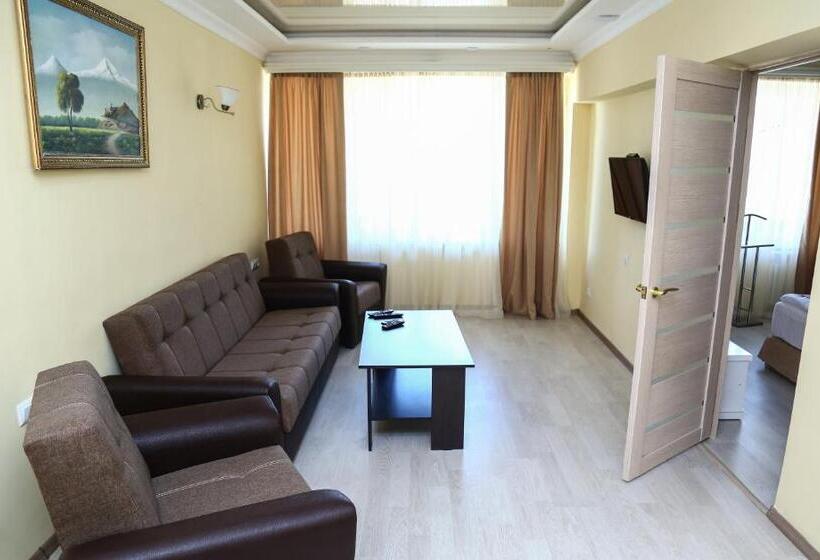 سوییت لوکس, Goris