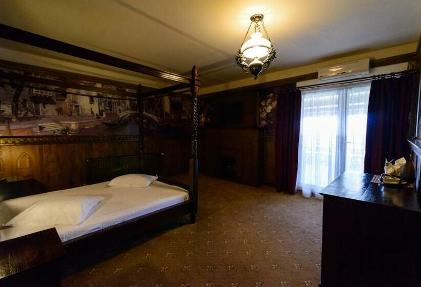 غرفة قياسية مزوَّدة بتراس, Lacetate