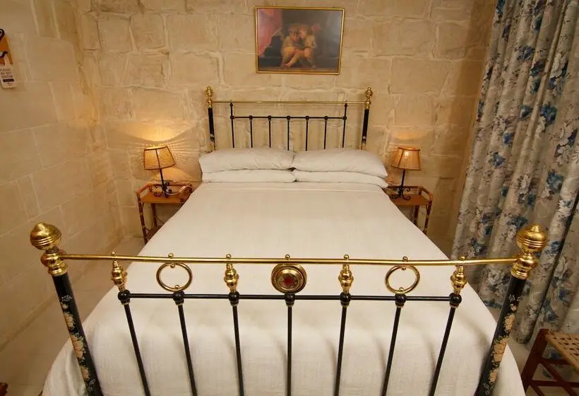 اتاق اکونومی, Maria's B&b