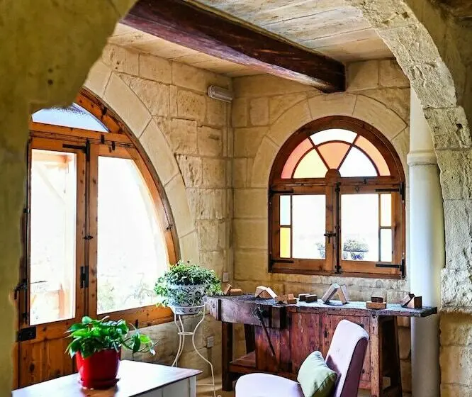 اتاق اکونومی, Maria's B&b