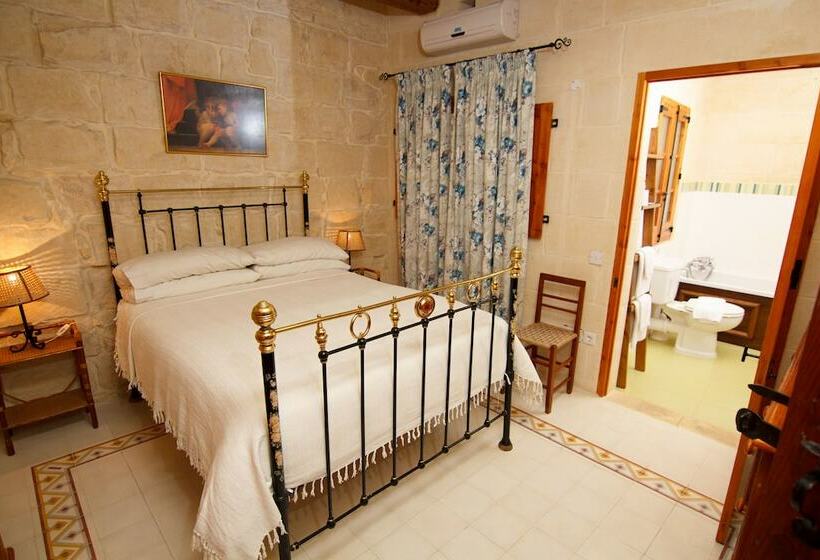 اتاق اکونومی, Maria's B&b